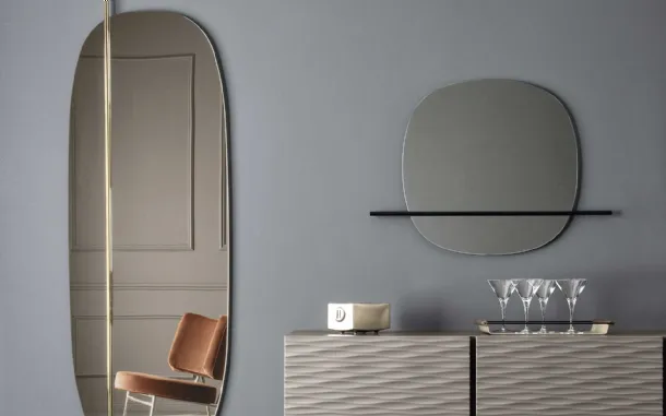 Specchio realizzato con elemento decorativo in metallo Vanity di Calligaris