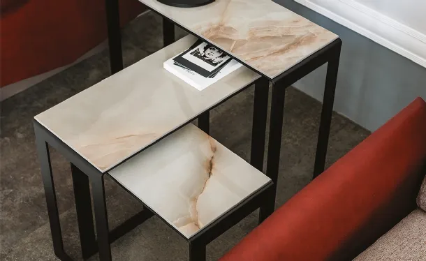 Tavolini con piano in ceramica effetto marmo Kitano di Cattelan Italia