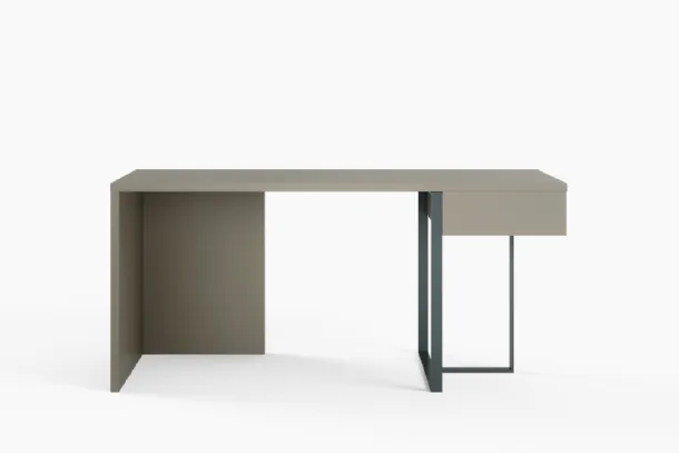 Scrittoio free standing Desk in laccato opaco con gambe in metallo di Novamobili