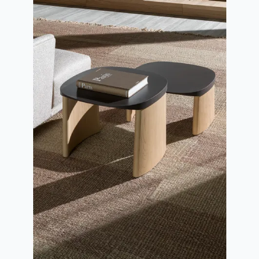 Tavolino Cleo Coffee Table con top in laccato effetto metallo  e base in legno di Molteni & C