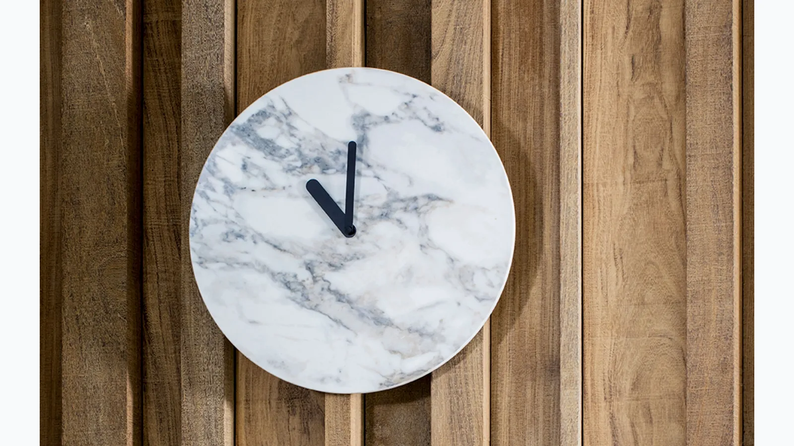 Orologio da parete in ceramica effetto marmo Moon di Calligaris