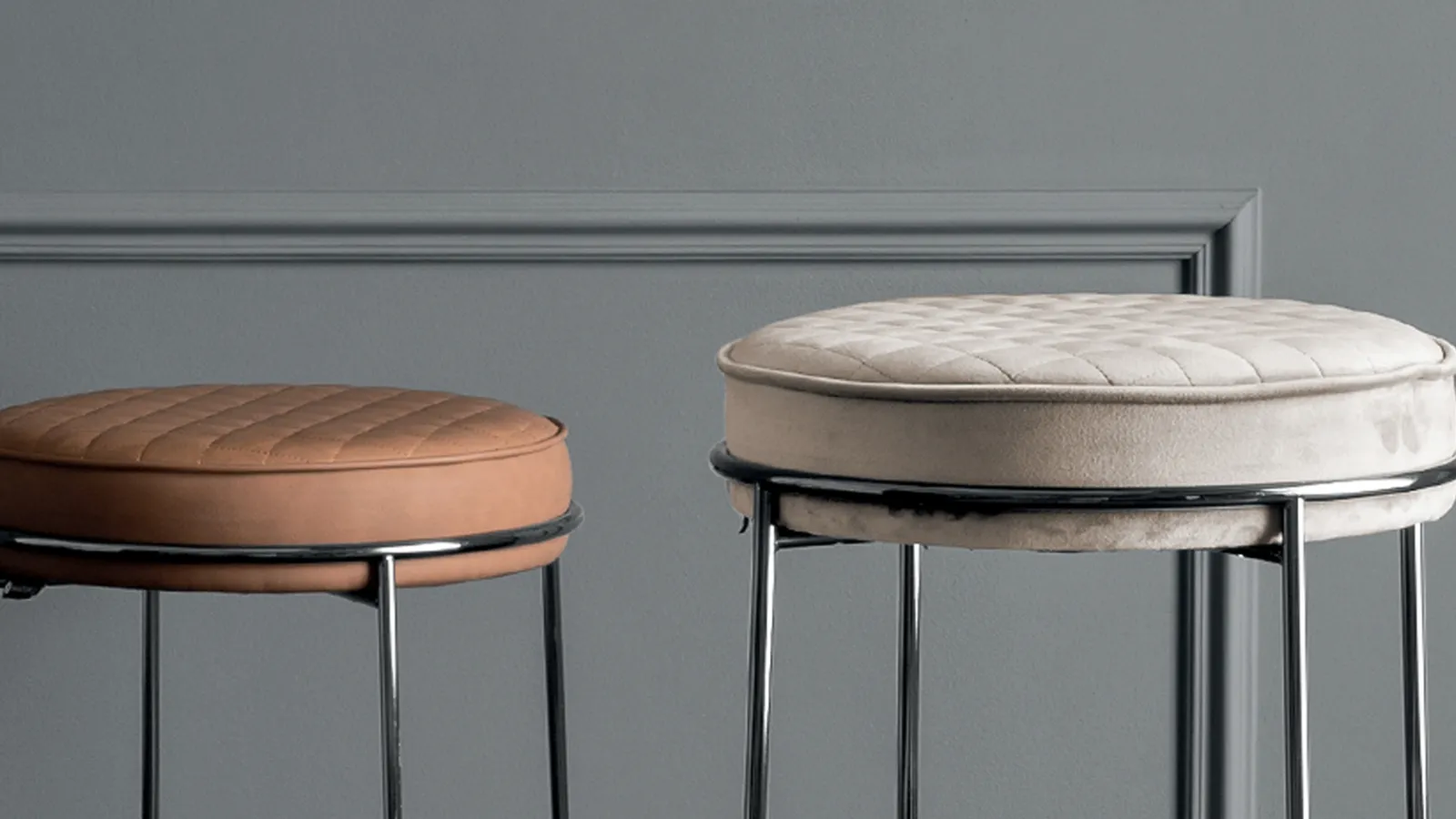 Pouf Atollo in velluto imbottito e trapuntato con base in metallo di Calligaris