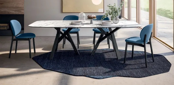 Tappeto a due colori con forma irregolare che ricorda una roccia Roche di Calligaris