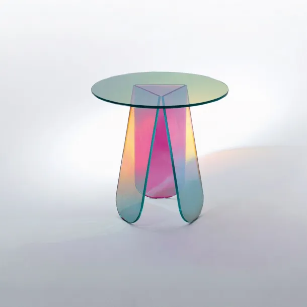 Tavolino rotondo Shimmer in cristallo con una speciale finitura multicromatica cangiante di Glas Italia