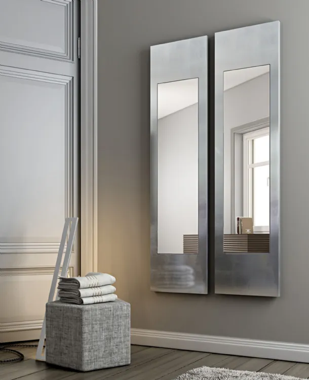 Specchio Alisei con cornice in legno rivestita in foglia argento di Riflessi