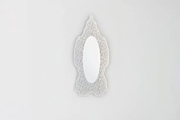 Specchio Spizzo con contorno sagomato decorato con un delicato inserto di pizzo specchiante di Glas Italia