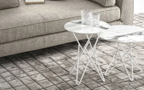 Tavolino rotondo in ceramica effetto marmo con base in metallo Stellar di Calligaris