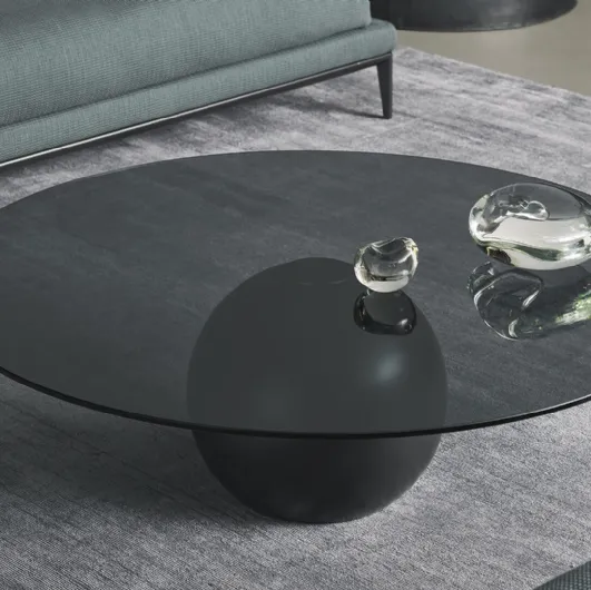 Tavolino rotondo Circus coffee table con top in cristallo fumè sorretto da una base sferica in metallo di Bonaldo