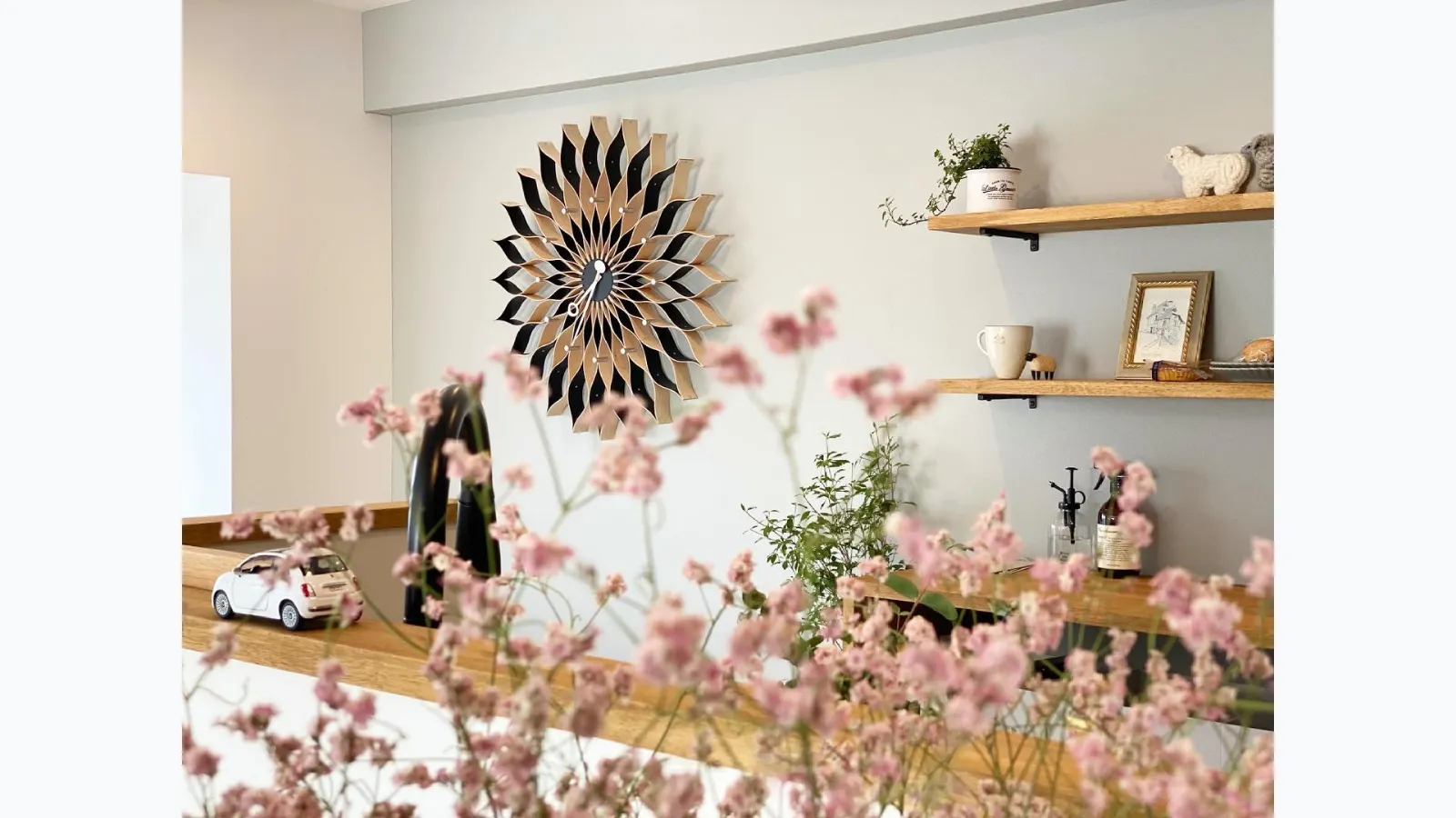 Orologio in legno a forma di fiore Wall Clocks di Vitra