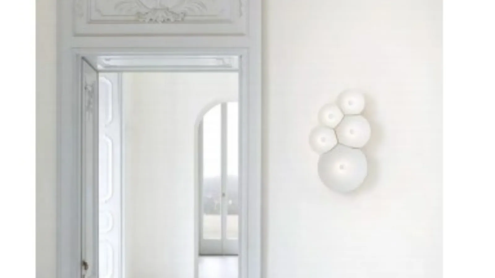 Lampada da parete in alluminio e policarbonato che ricorda le bolle di sapone Bulbullia di Luceplan