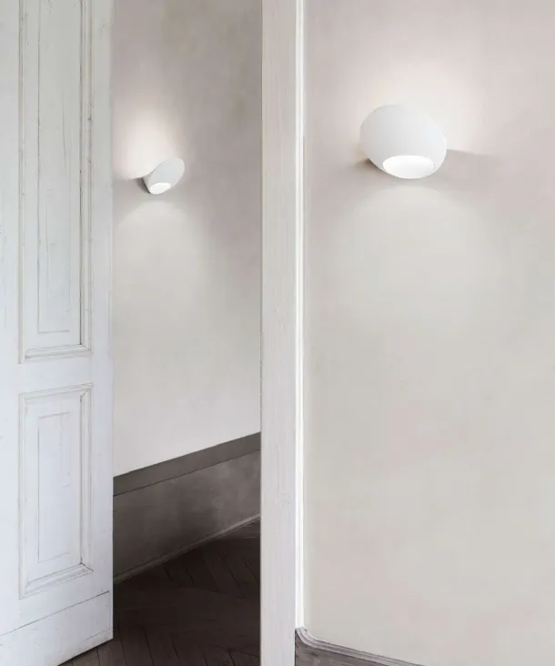 Lampada da parete in alluminio dalla forma morbida e regolare Garbì di Luceplan