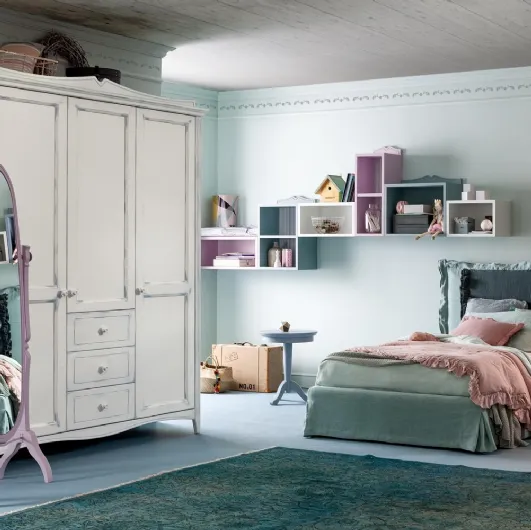 Armadio con ante battenti finitura shabby in laccato bianco Butterfly 03 di Callesella