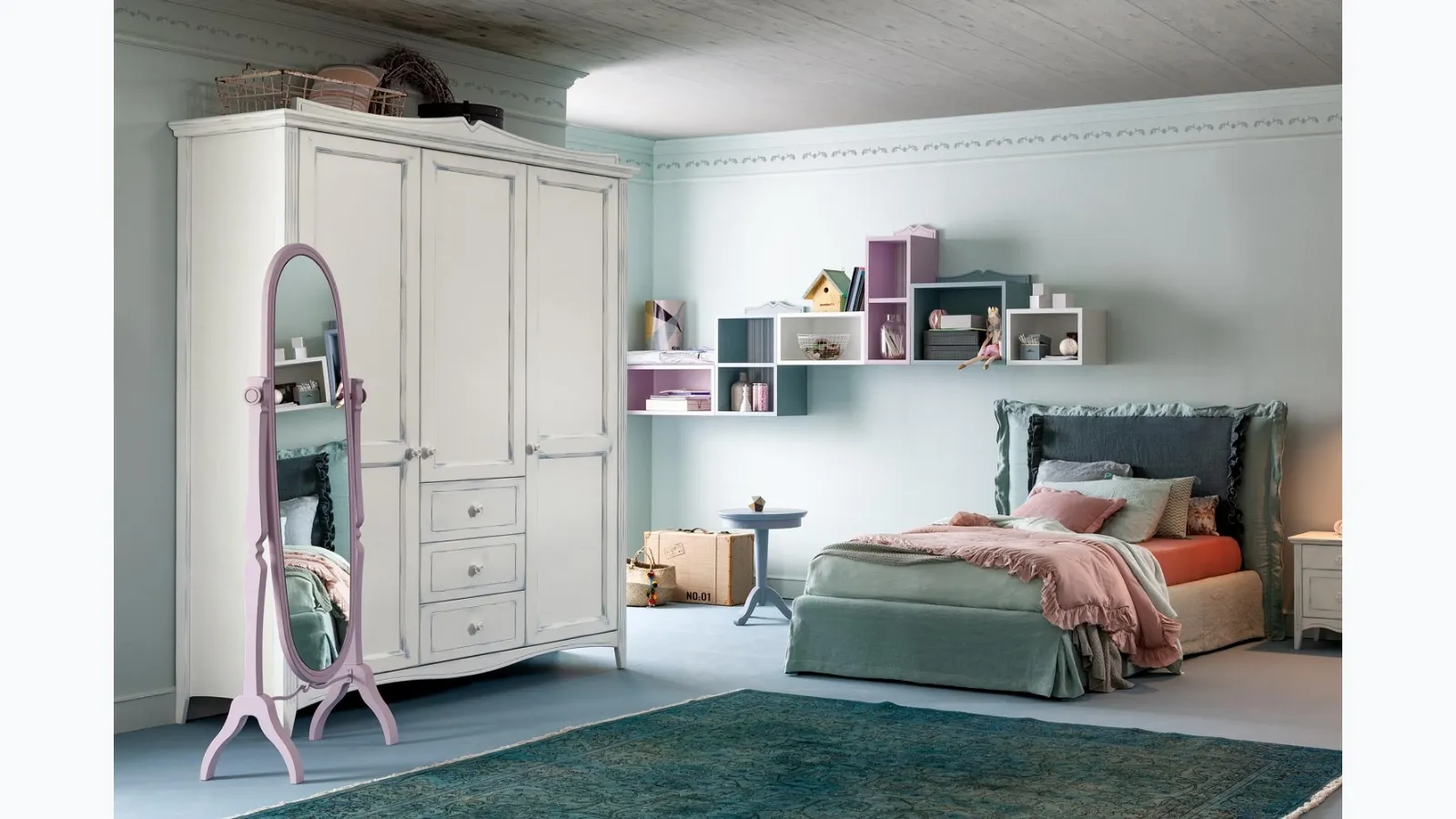 Armadio con ante battenti finitura shabby in laccato bianco Butterfly 03 di Callesella