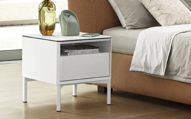 Comodino York in laccato Bianco opaco con piedini in metallo di Calligaris