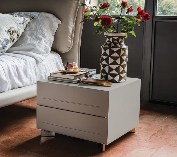 Comodino in legno con cassetti rivestiti in ecopelle Dyno di Cattelan Italia