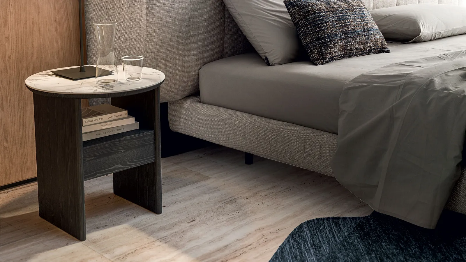 Comodino rotondo in legno con top in ceramica effetto marmo Tau di Calligaris