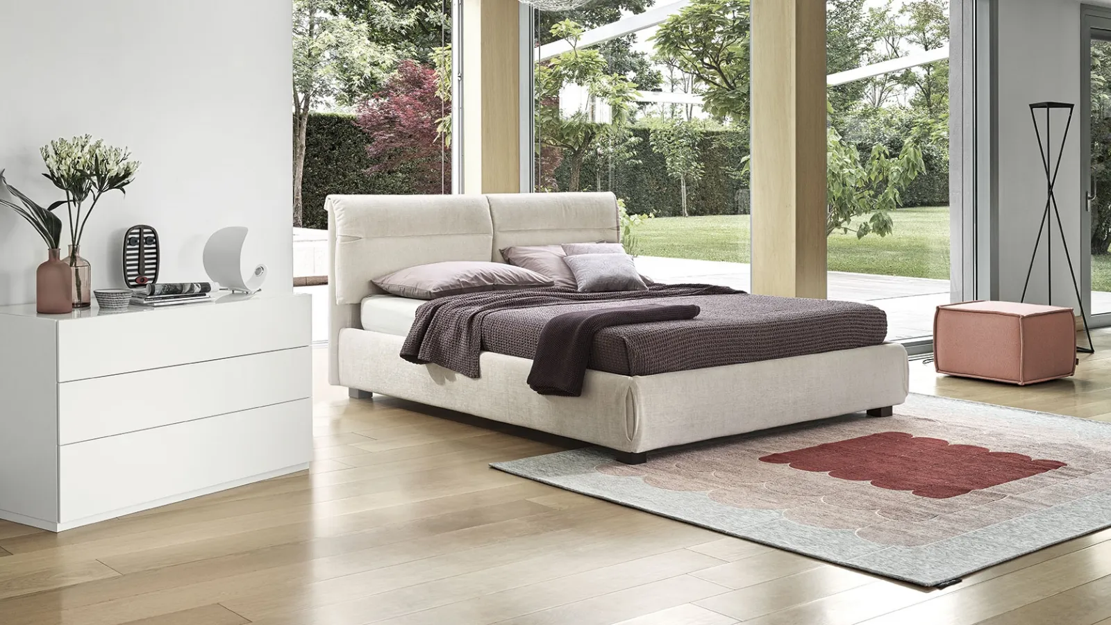 Letto in tessuto con testiera Austin di Calligaris