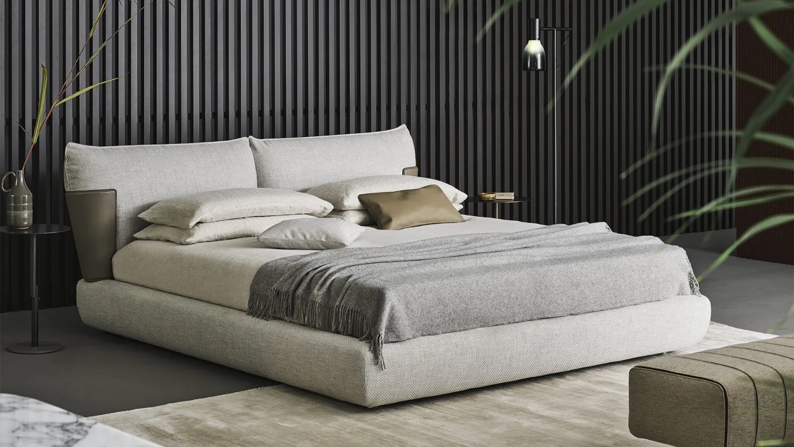 Letto in tessuto imbottito con testiera e box contenitore Blend Bed di Bonaldo