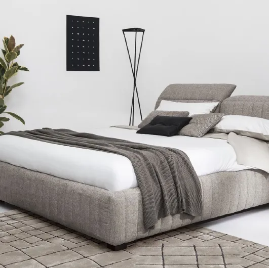 Letto in tessuto imbottito con trapuntatura verticale Portland di Calligaris