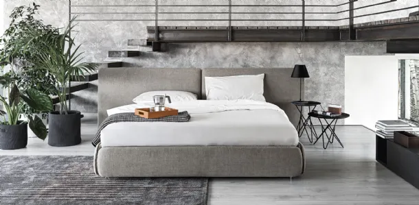 Letto in tessuto imbottito con testiera Zip di Calligaris