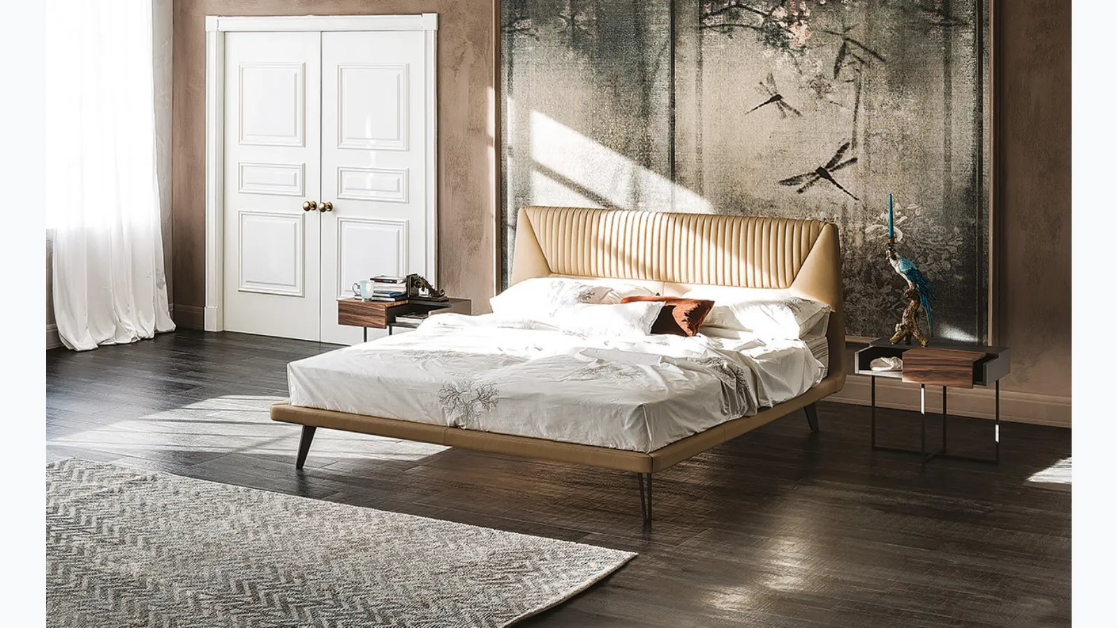 Letto con testiera sagomata imbottita e rivestita in ecopelle Amadeus di Cattelan Italia