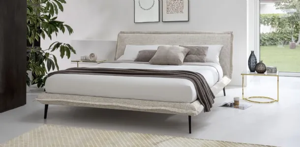 Letto in tessuto imbottito con piedini in metallo Fluff di Calligaris