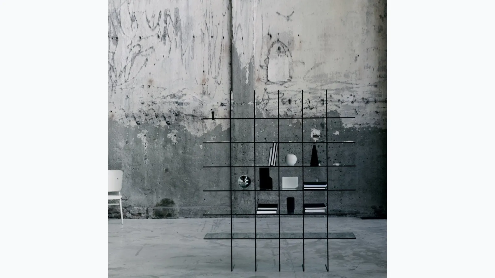 Libreria divisoria Glass Shelves realizzata interamente in cristallo trasparente di Glas Italia