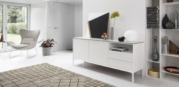 Madia in laccato bianco con piedini in metallo verniciato York di Calligaris