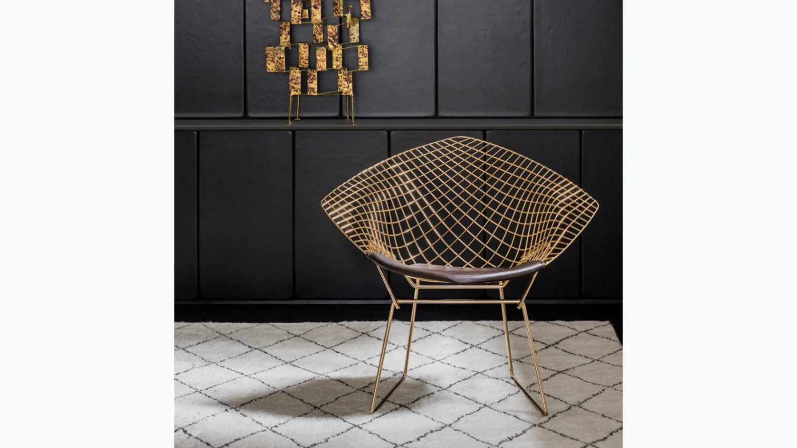 Poltroncina in metallo Bertoia Diamond Chair Gold di Knoll