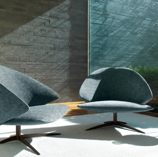 Poltroncina di design in tessuto imbottito Koster di Desirèe