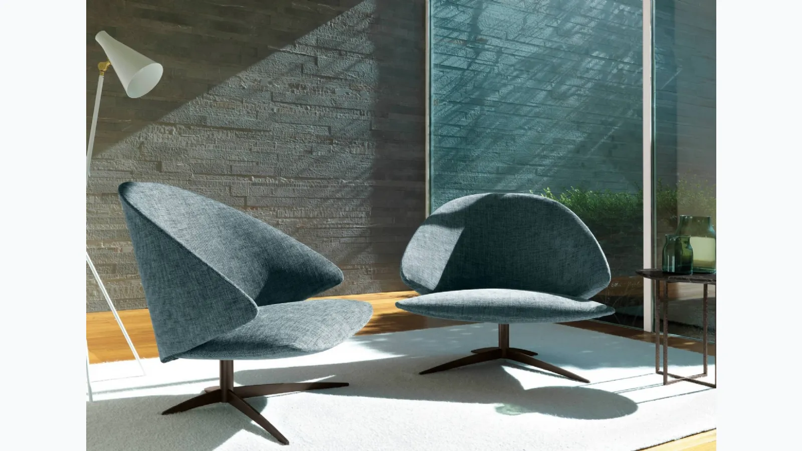 Poltroncina di design in tessuto imbottito Koster di Desirèe