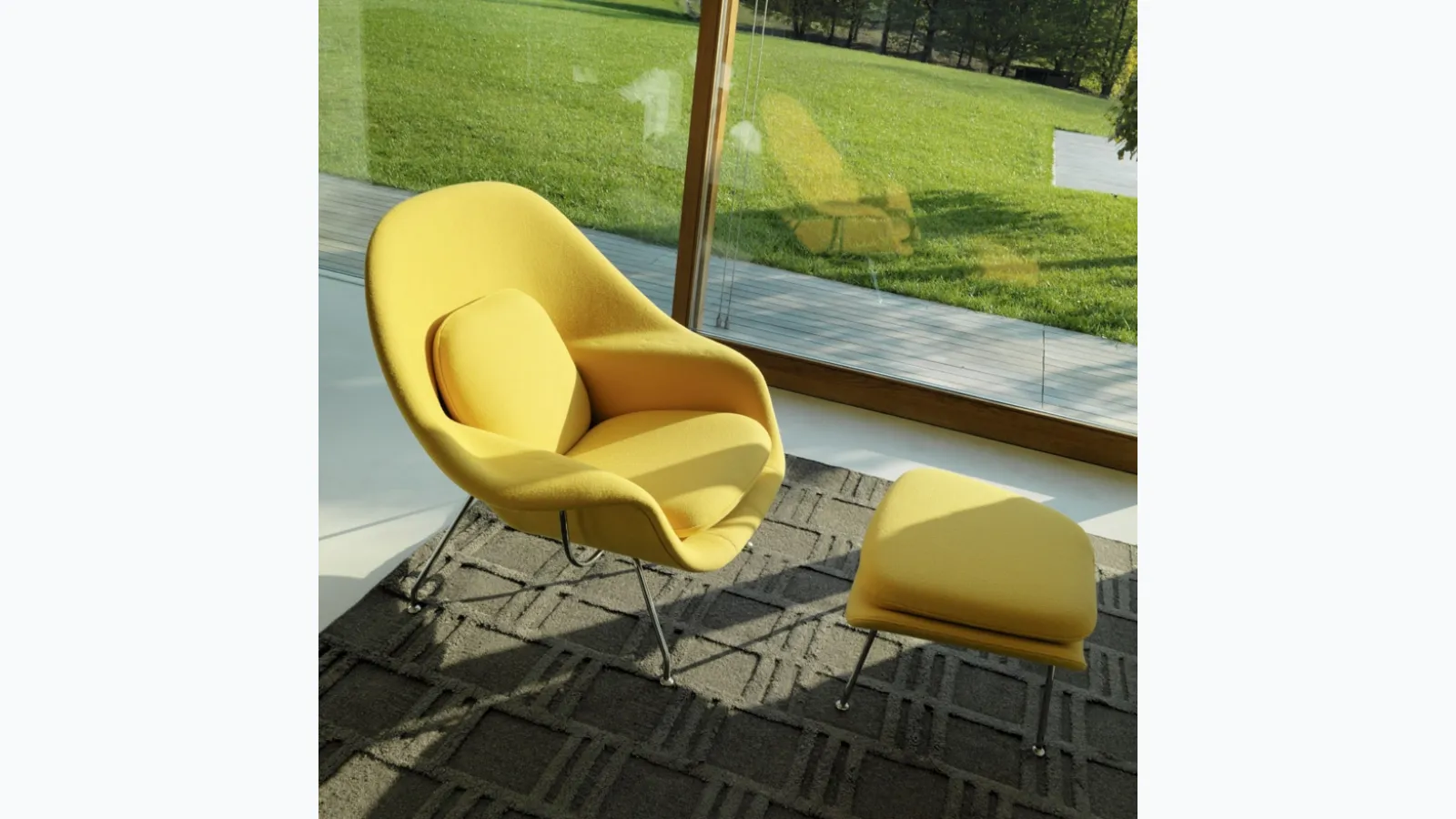 Poltrona in tessuto Saarinen Womb Chair and Ottoman di Knoll