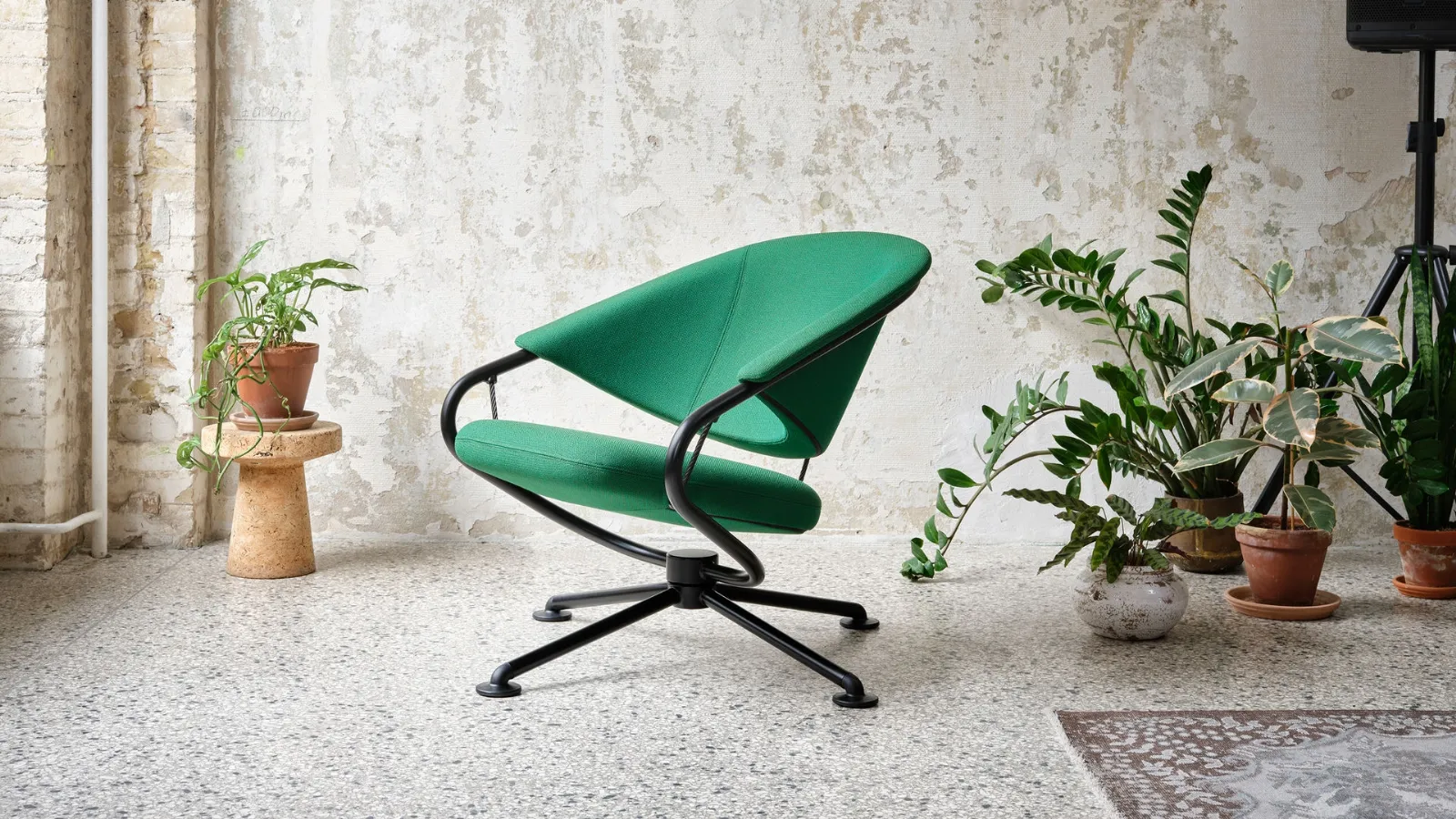 Poltroncina in tessuto con struttura in metallo Citizen Lowback di Vitra