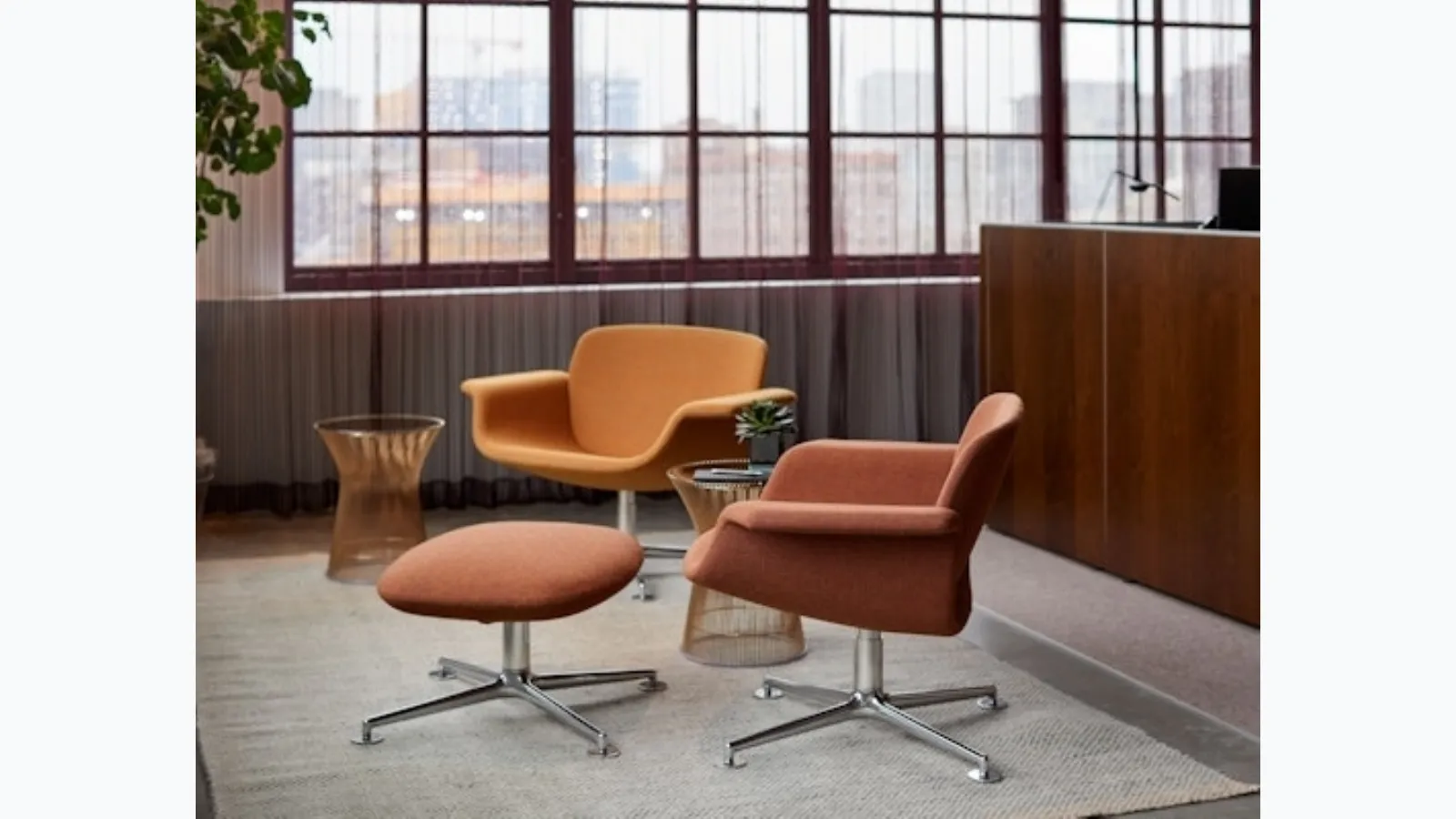 Poltroncina KN01 Swivel Lounge Chair di Knoll