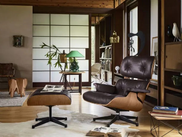 Poltrona in pelle con scocca in legno di ciliegio Lounge Chair & Ottoman di Vitra