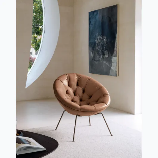 Poltroncina di design Nest One in pelle imbottita e trapuntata di Desirèe