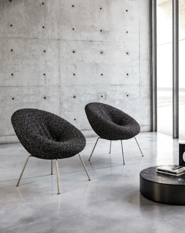 Poltroncina di design in tessuto imbottito con gambe in metallo finitura oro Nest Soft di Desirèe