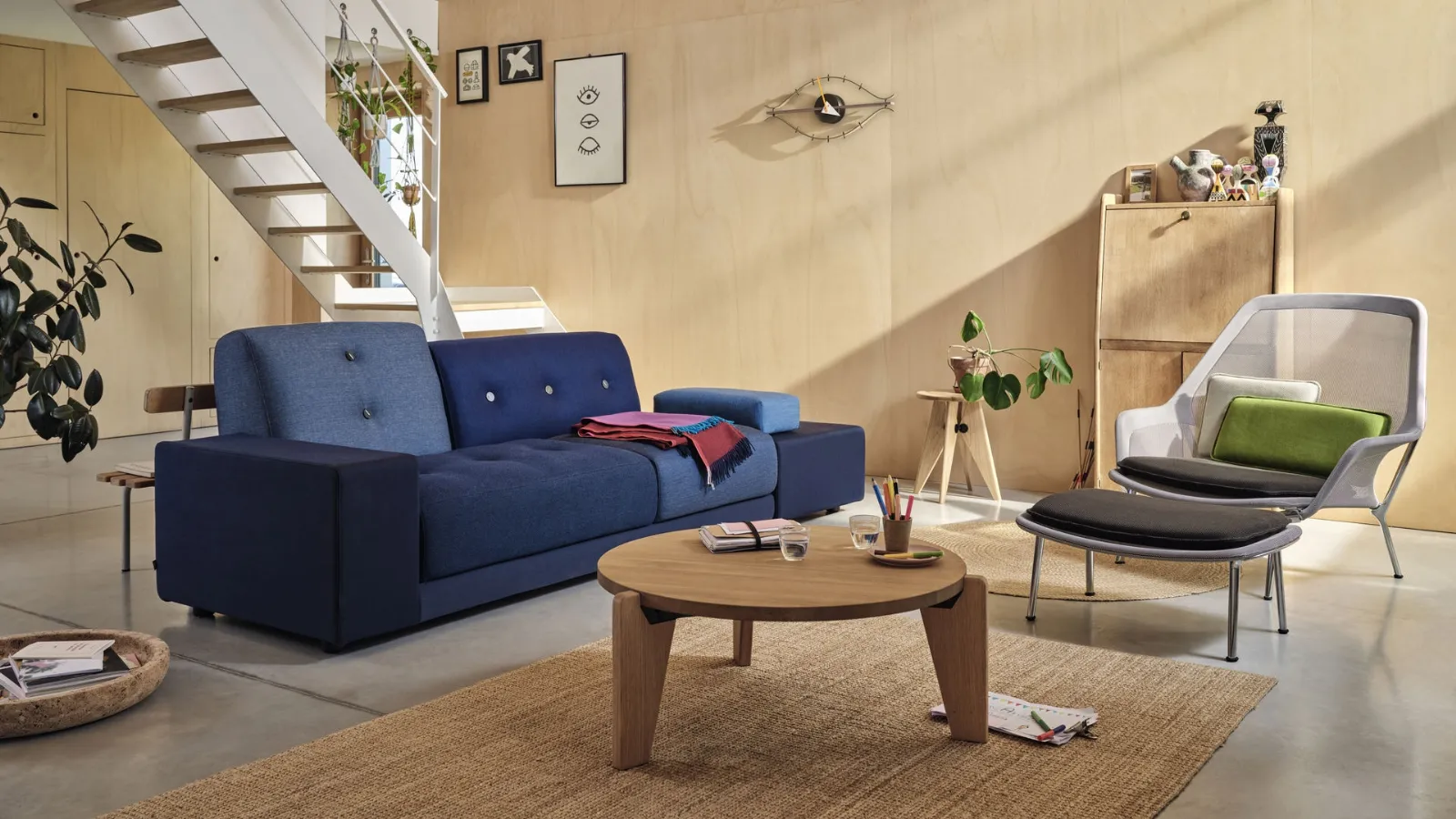 Poltrona in tessuto con base in alluminio lucido Slow Chair & Ottoman di Vitra