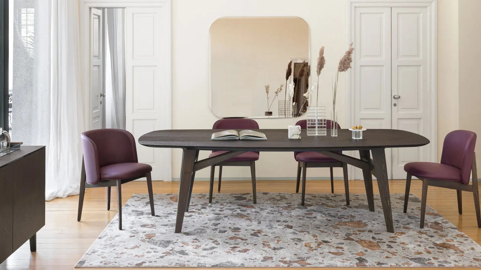 Sedia in pelle con struttura in legno massello Abrey di Calligaris