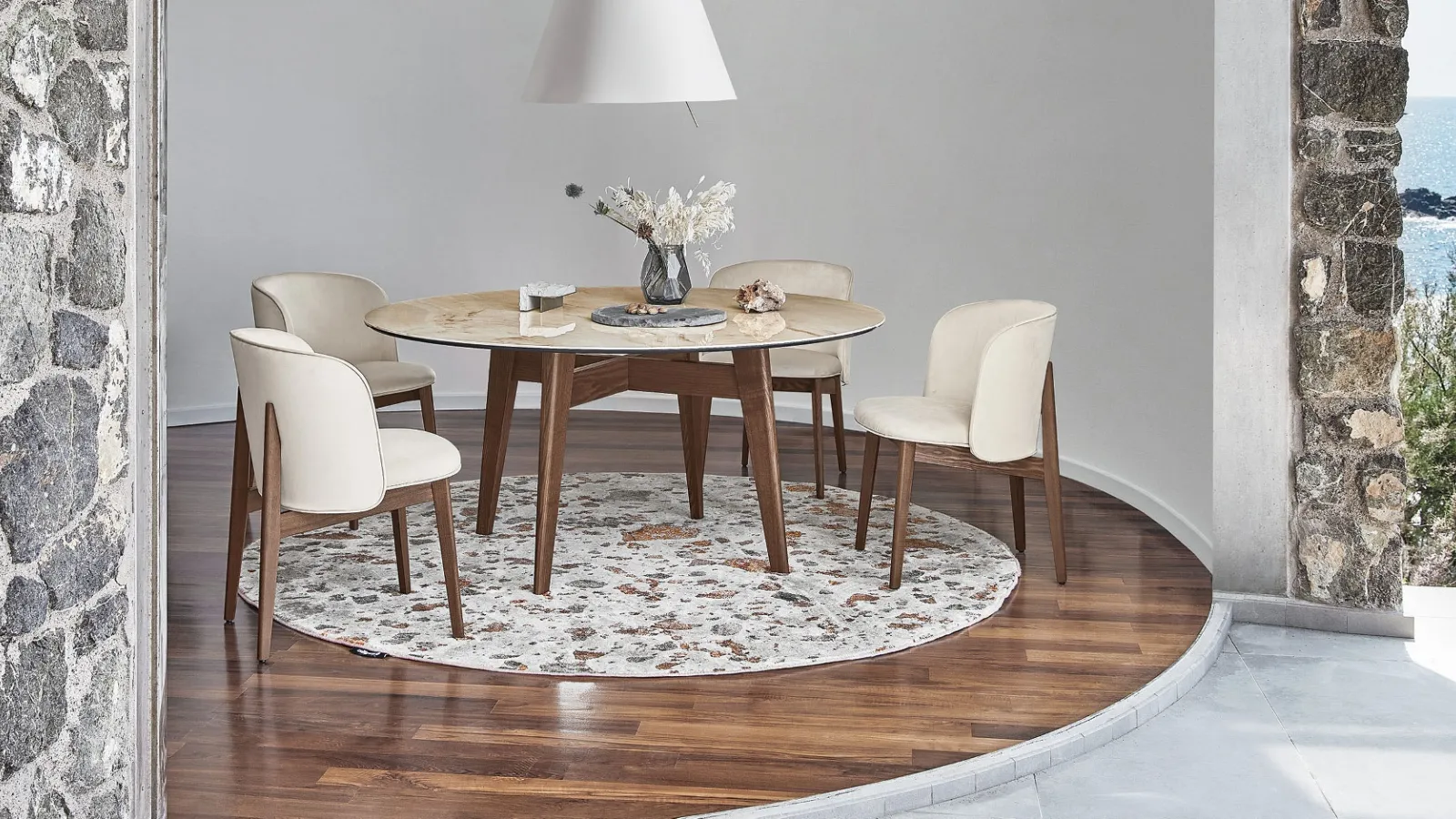 Sedia in pelle con schienale avvolgente Abrey di Calligaris