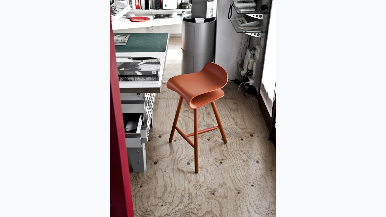 Sgabello dal sedile ergonomico e sinuoso in plastica PBT robusta e flessibile con gambe in legno di frassino BCN Stool di Kristalia