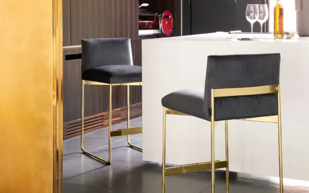 Sgabello in microfibra con base in finitura ottone lucido Gala di Calligaris