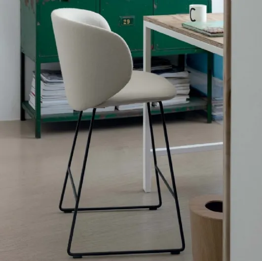 Sgabello Dua Stool in tessuto con struttura in metallo di Kristalia