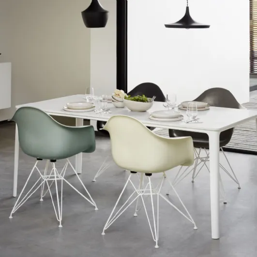 Sedia in poliestere e fibra di vetro con base in filo di acciaio con montanti incrociati Eames Fiberglass Armchair DAR di Vitra