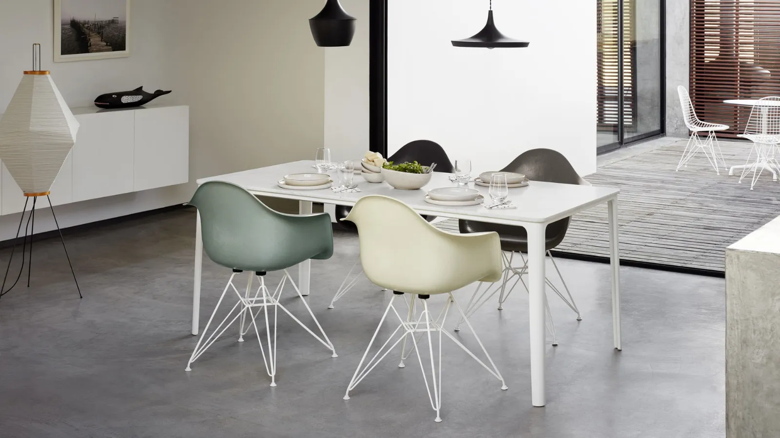 Sedia in poliestere e fibra di vetro con base in filo di acciaio con montanti incrociati Eames Fiberglass Armchair DAR di Vitra