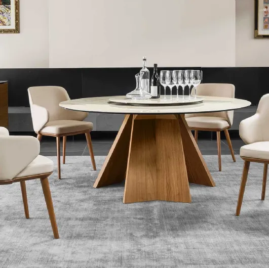 Sedia Foyer con braccioli e struttura in legno massello di Calligaris