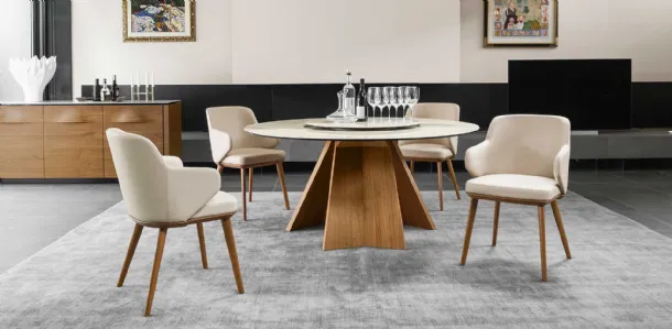 Sedia Foyer con braccioli e struttura in legno massello di Calligaris