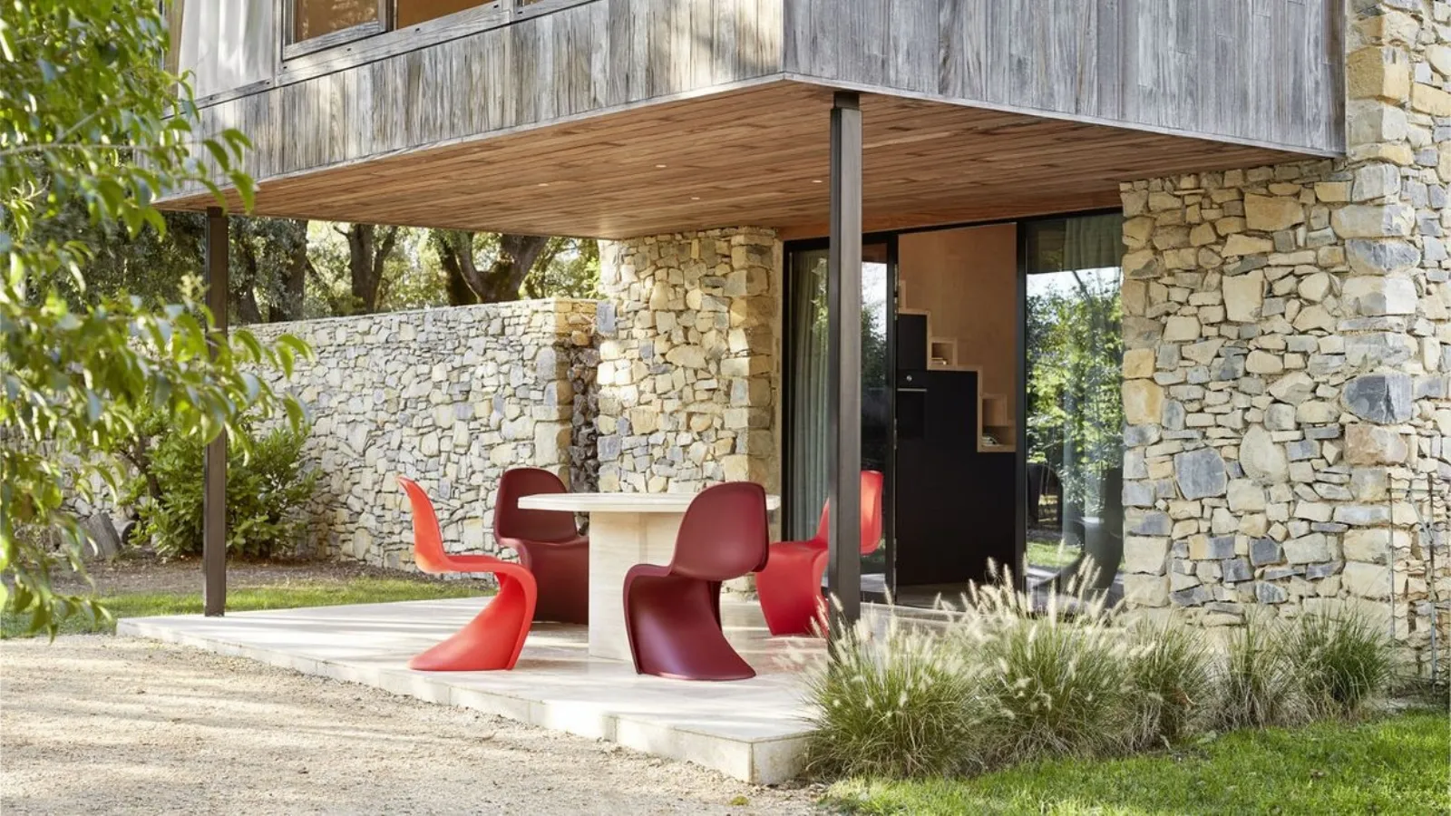 Sedia Panton Chair in polipropilene finitura laccato opaco di Vitra