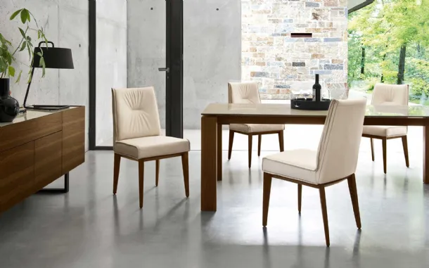 Sedia imbottita in pelle con struttura in legno massello Romy di Calligaris