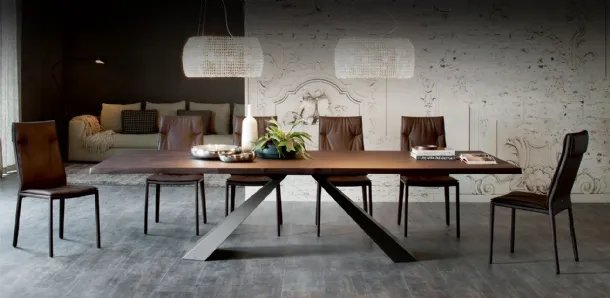 Tavolo con gambe in acciaio e piano in legno Eliot Wood di Cattelan Italia